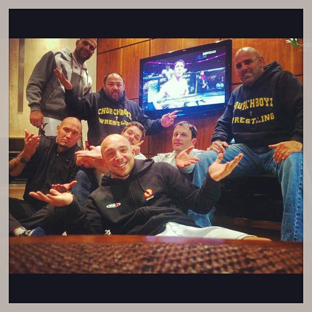 Хуа просматривает бои Соннена.jpg